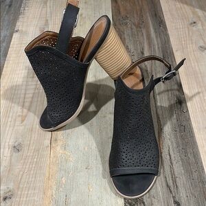 Universal Thread Black and Tan Heeled Booties